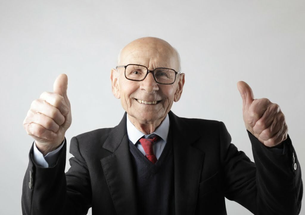 Imagem de um idoso sendo positivo com sorriso no rosto um ótimo visinho, good vibes